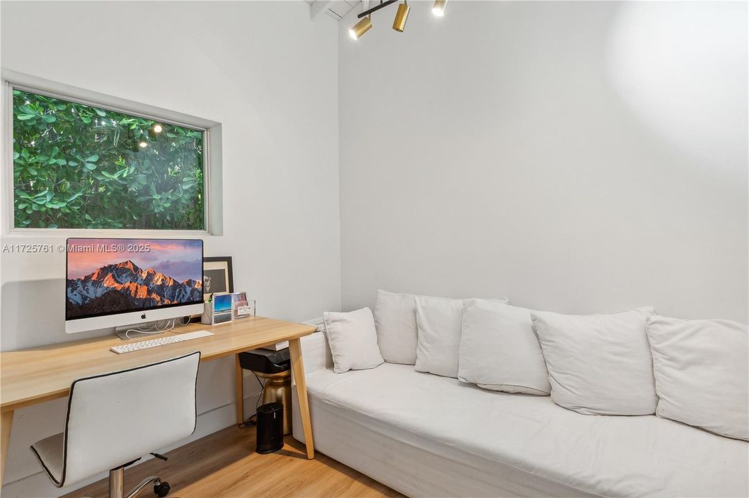 Recently Sold: $4,095,000 (3 beds, 3 baths, 2402 Square Feet)