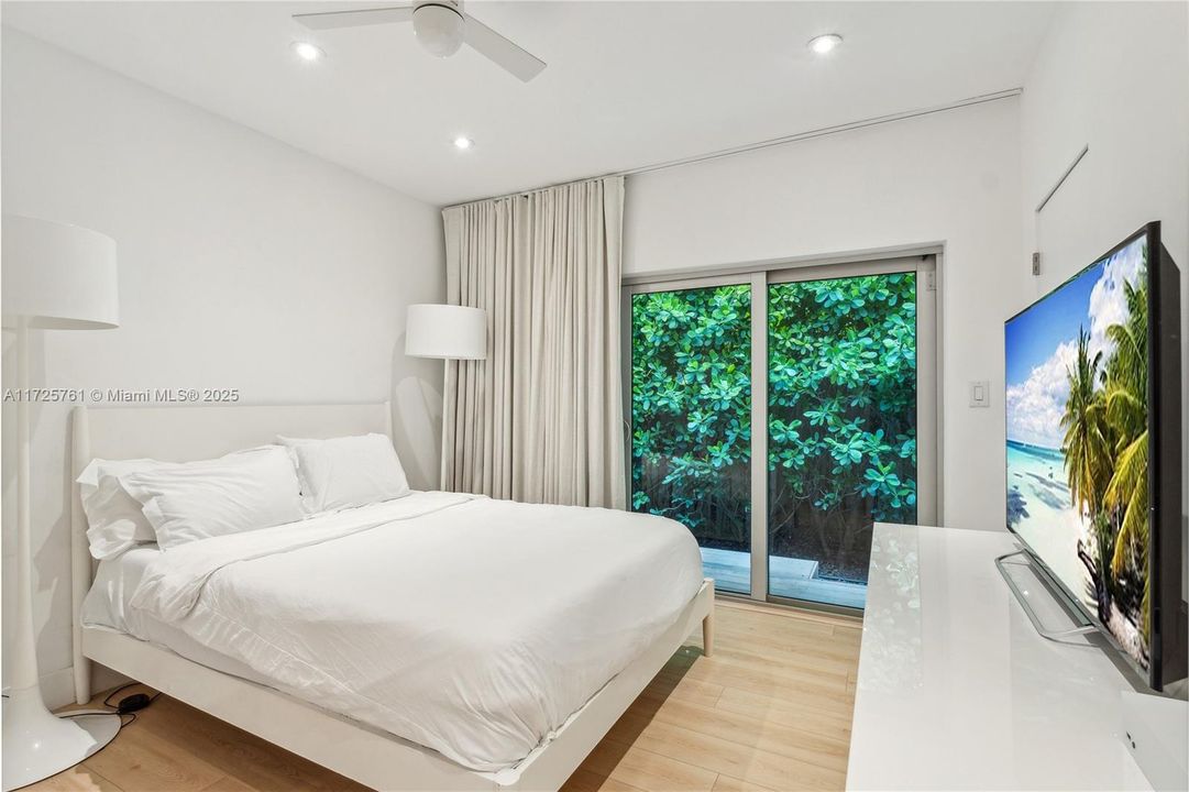 Recently Sold: $4,095,000 (3 beds, 3 baths, 2402 Square Feet)