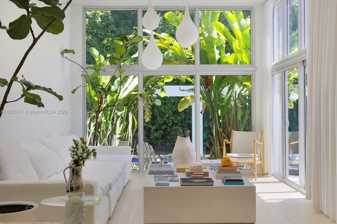 Recently Sold: $4,095,000 (3 beds, 3 baths, 2402 Square Feet)