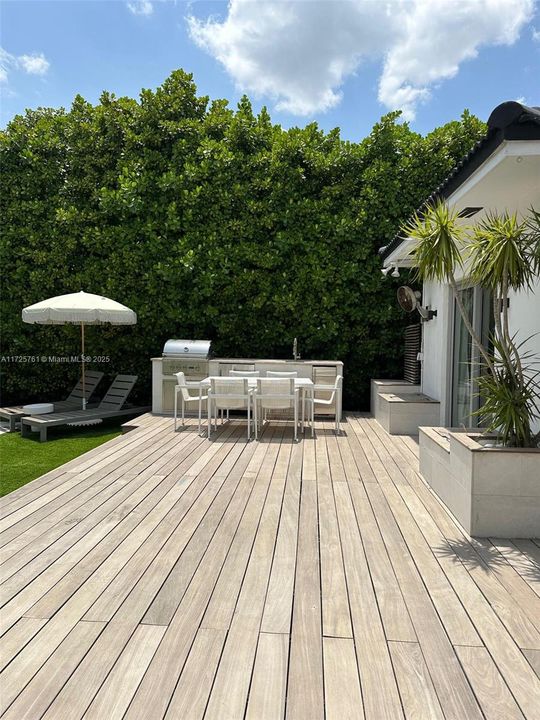 Recently Sold: $4,095,000 (3 beds, 3 baths, 2402 Square Feet)