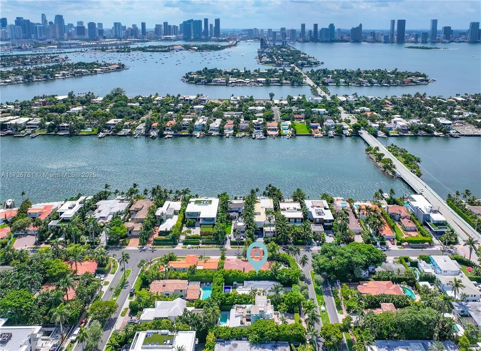 Recently Sold: $4,095,000 (3 beds, 3 baths, 2402 Square Feet)