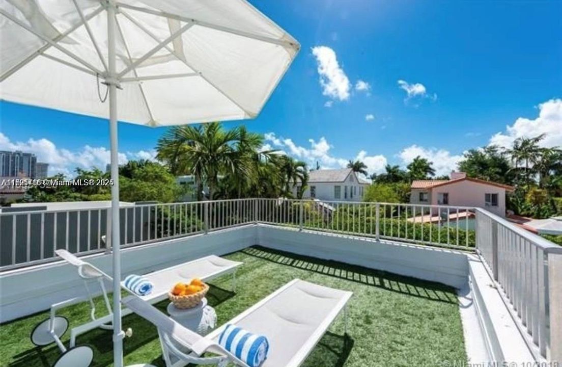 Recently Sold: $4,095,000 (3 beds, 3 baths, 2402 Square Feet)