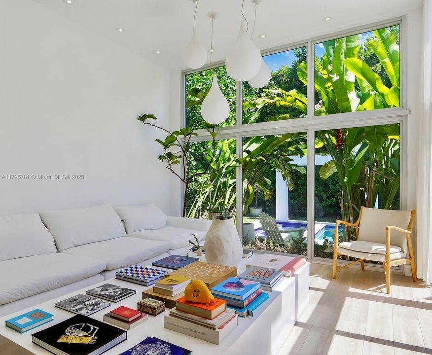 Recently Sold: $4,095,000 (3 beds, 3 baths, 2402 Square Feet)