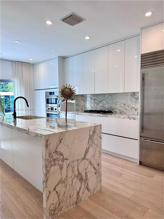 Recently Sold: $4,095,000 (3 beds, 3 baths, 2402 Square Feet)