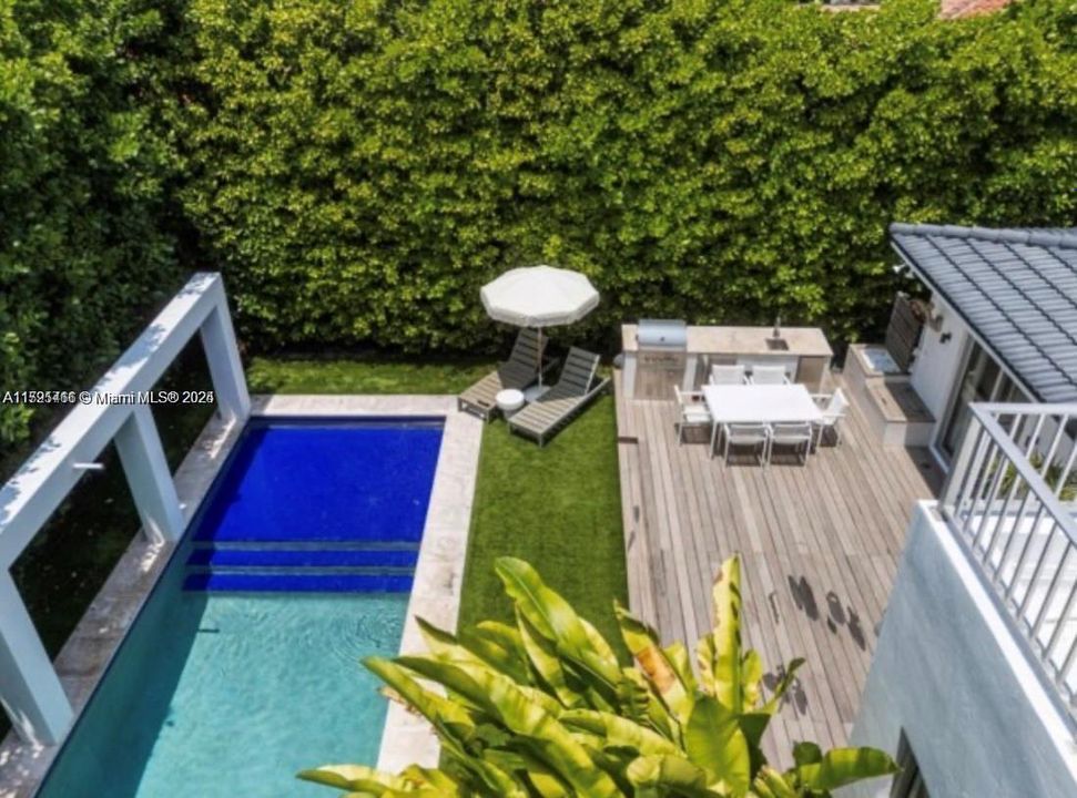 Recently Sold: $4,095,000 (3 beds, 3 baths, 2402 Square Feet)