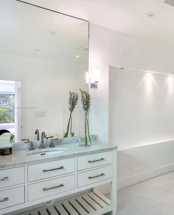 Recently Sold: $4,095,000 (3 beds, 3 baths, 2402 Square Feet)