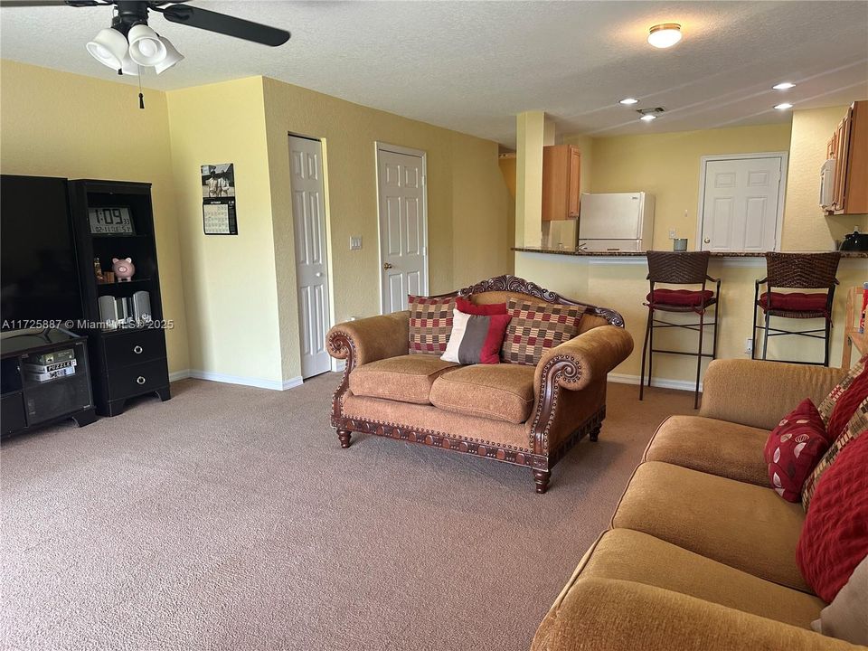 Недавно продано: $264,900 (2 спален, 2 ванн, 1280 Квадратных фут)