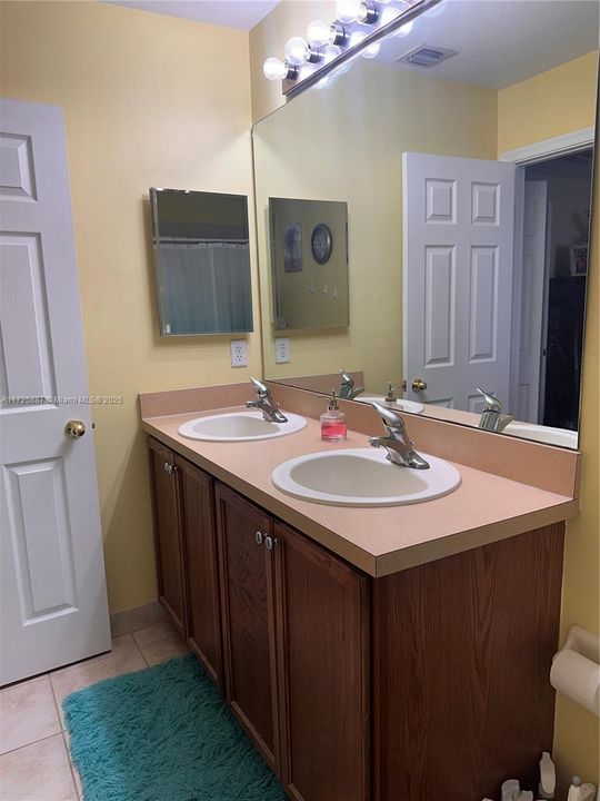 Недавно продано: $264,900 (2 спален, 2 ванн, 1280 Квадратных фут)