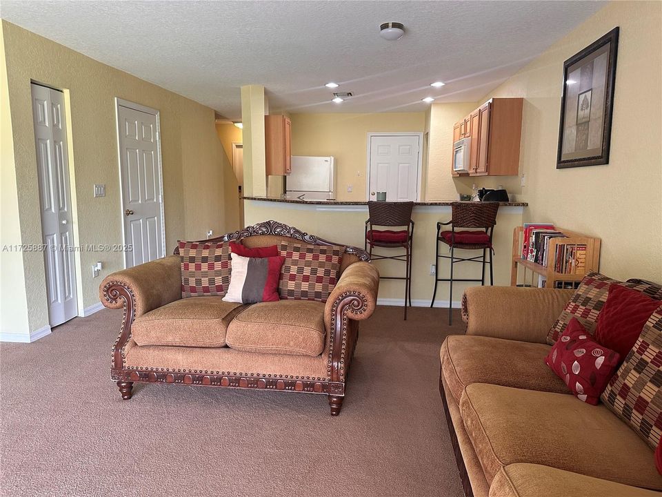 Недавно продано: $264,900 (2 спален, 2 ванн, 1280 Квадратных фут)