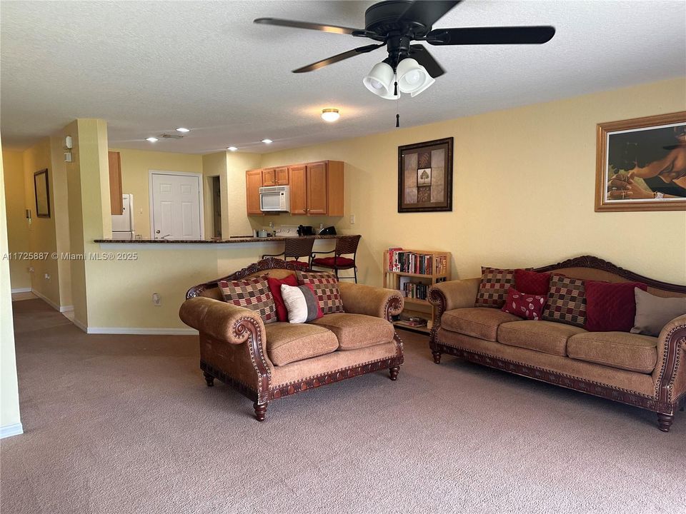 Недавно продано: $264,900 (2 спален, 2 ванн, 1280 Квадратных фут)