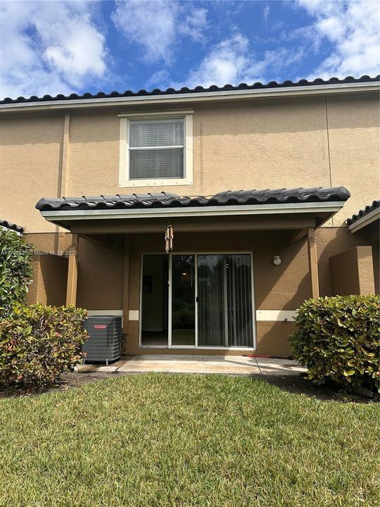 Недавно продано: $264,900 (2 спален, 2 ванн, 1280 Квадратных фут)