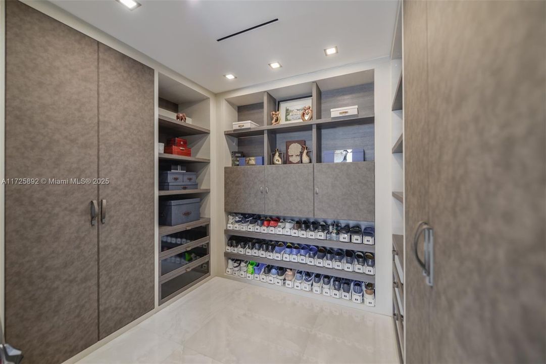 На продажу: $3,550,000 (2 спален, 2 ванн, 2044 Квадратных фут)