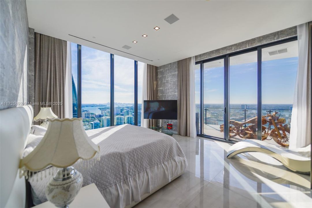 На продажу: $3,550,000 (2 спален, 2 ванн, 2044 Квадратных фут)