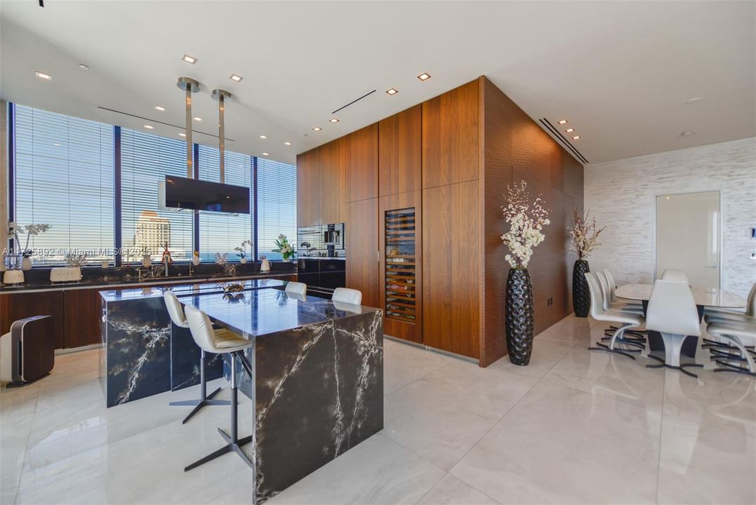 На продажу: $3,550,000 (2 спален, 2 ванн, 2044 Квадратных фут)