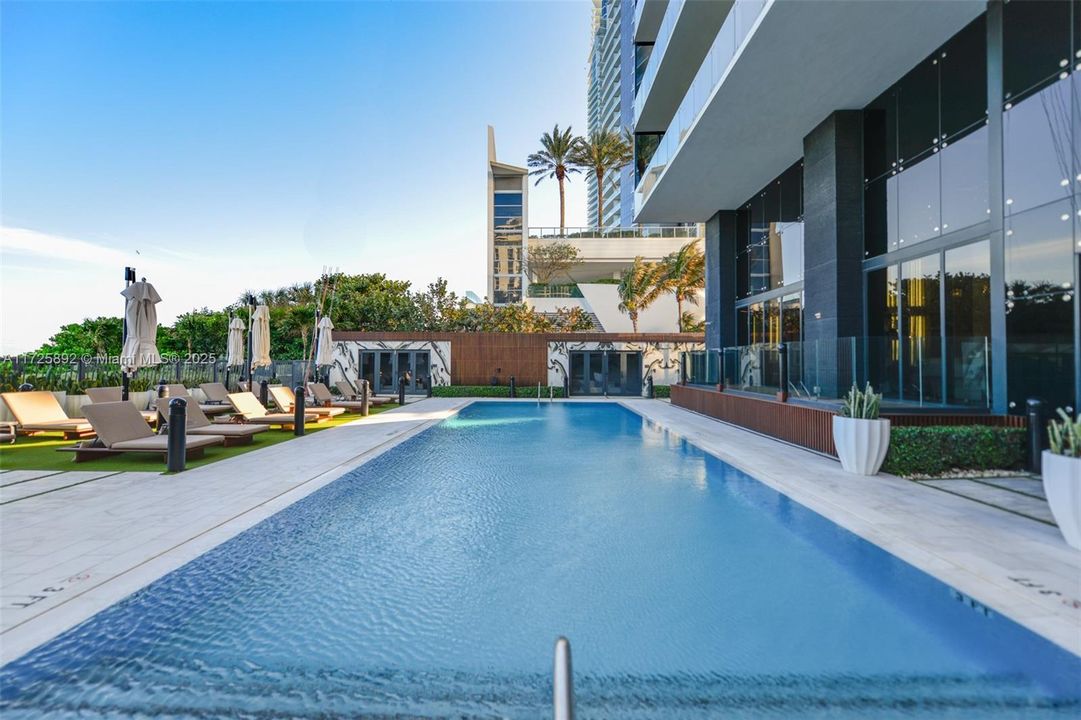 На продажу: $3,550,000 (2 спален, 2 ванн, 2044 Квадратных фут)