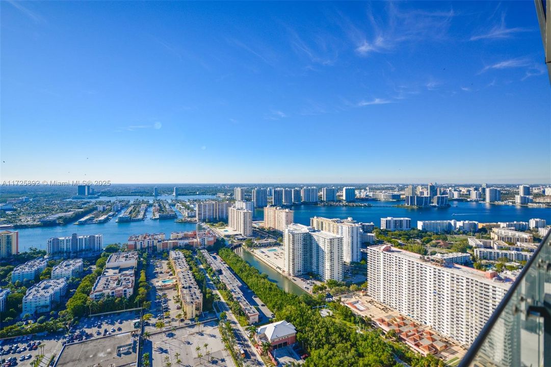 На продажу: $3,550,000 (2 спален, 2 ванн, 2044 Квадратных фут)