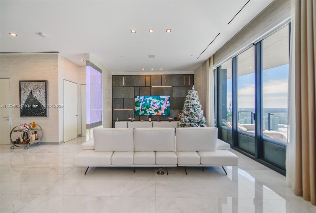 На продажу: $3,550,000 (2 спален, 2 ванн, 2044 Квадратных фут)