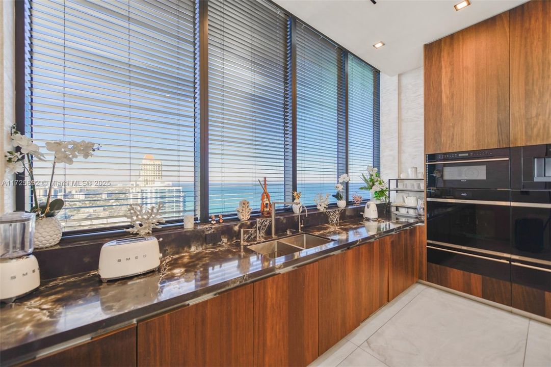 На продажу: $3,550,000 (2 спален, 2 ванн, 2044 Квадратных фут)