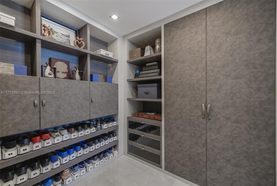 На продажу: $3,550,000 (2 спален, 2 ванн, 2044 Квадратных фут)