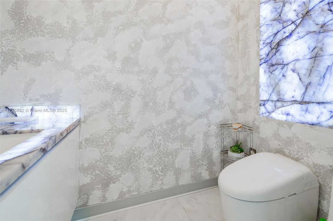 На продажу: $3,550,000 (2 спален, 2 ванн, 2044 Квадратных фут)