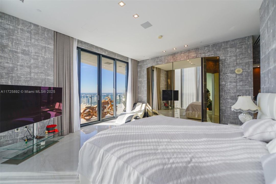 На продажу: $3,550,000 (2 спален, 2 ванн, 2044 Квадратных фут)