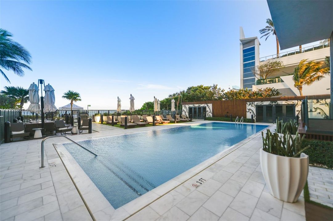 На продажу: $3,550,000 (2 спален, 2 ванн, 2044 Квадратных фут)