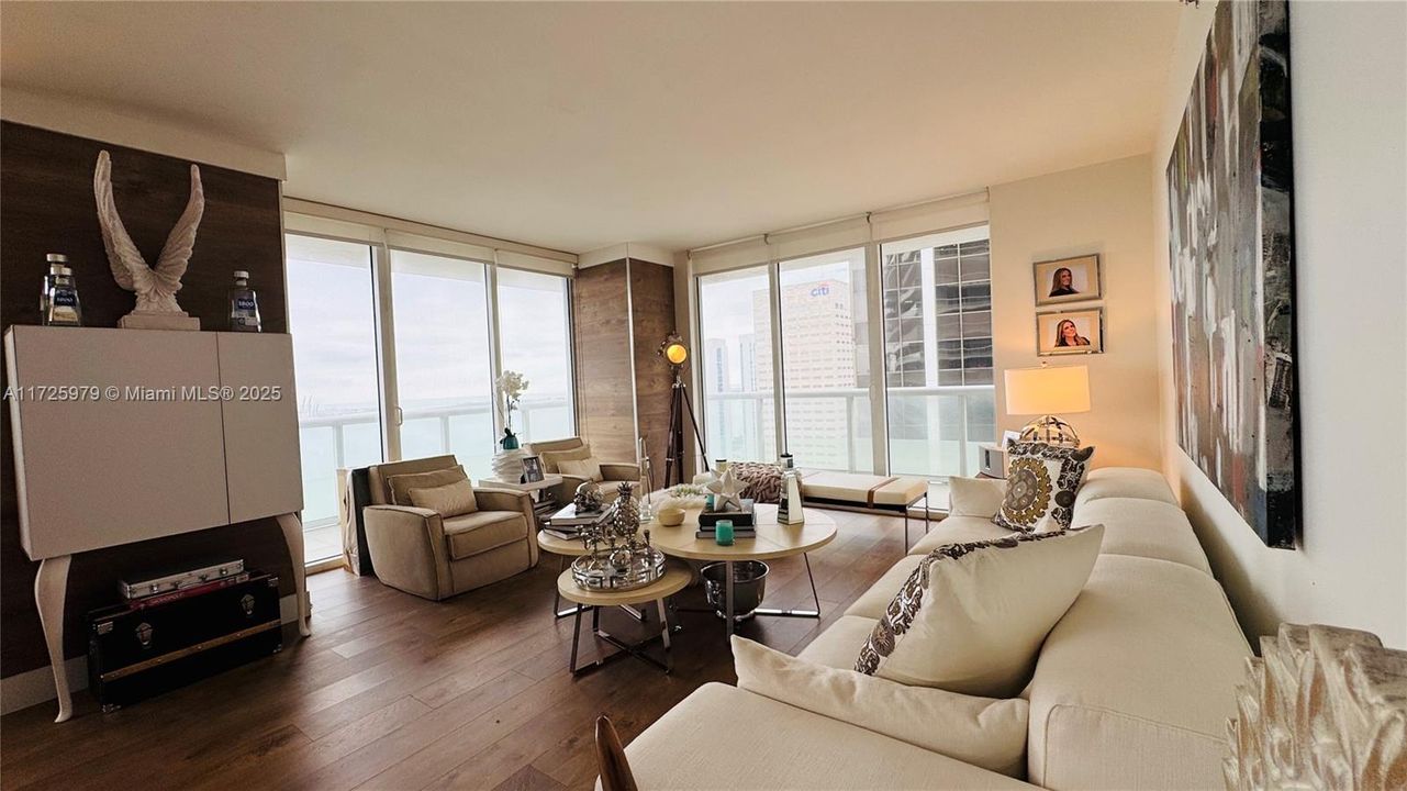 For Sale: $1,050,000 (3 beds, 2 baths, 1789 Square Feet)