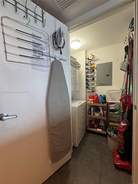 For Sale: $1,050,000 (3 beds, 2 baths, 1789 Square Feet)