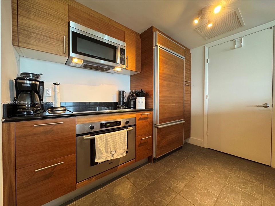 For Sale: $1,050,000 (3 beds, 2 baths, 1789 Square Feet)