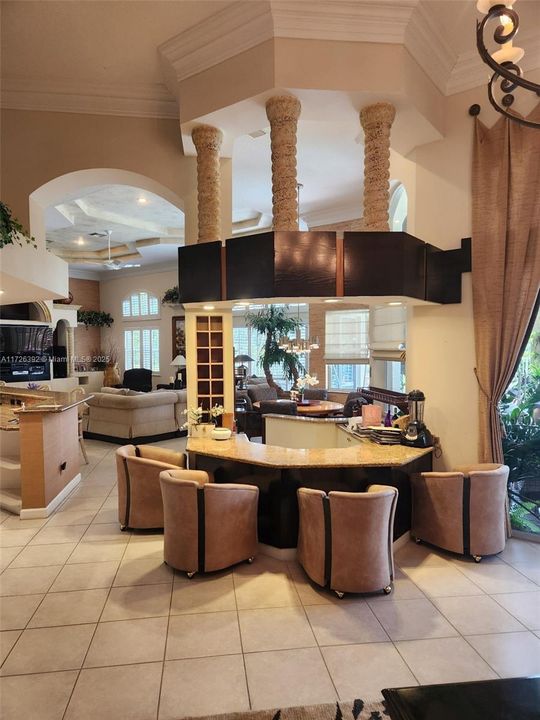 合同活跃: $1,690,000 (6 贝兹, 5 浴室, 4782 平方英尺)