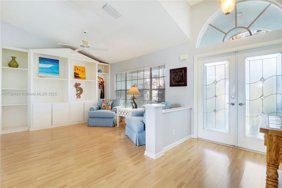 Vendido Recientemente: $749,000 (4 camas, 2 baños, 2015 Pies cuadrados)