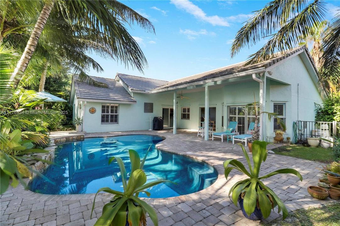 Vendido Recientemente: $749,000 (4 camas, 2 baños, 2015 Pies cuadrados)