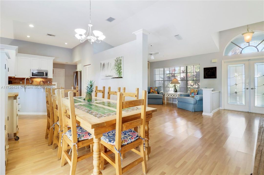 Vendido Recientemente: $749,000 (4 camas, 2 baños, 2015 Pies cuadrados)