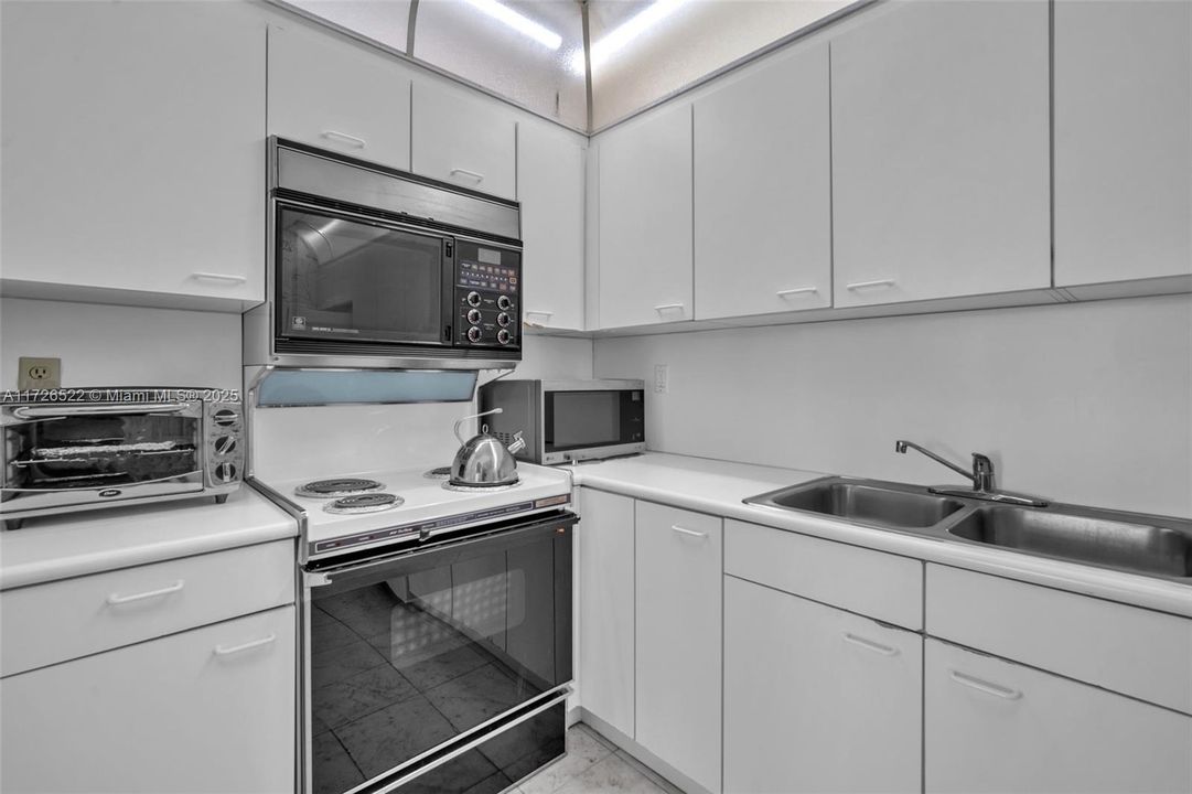 For Sale: $675,000 (2 beds, 2 baths, 1277 Square Feet)