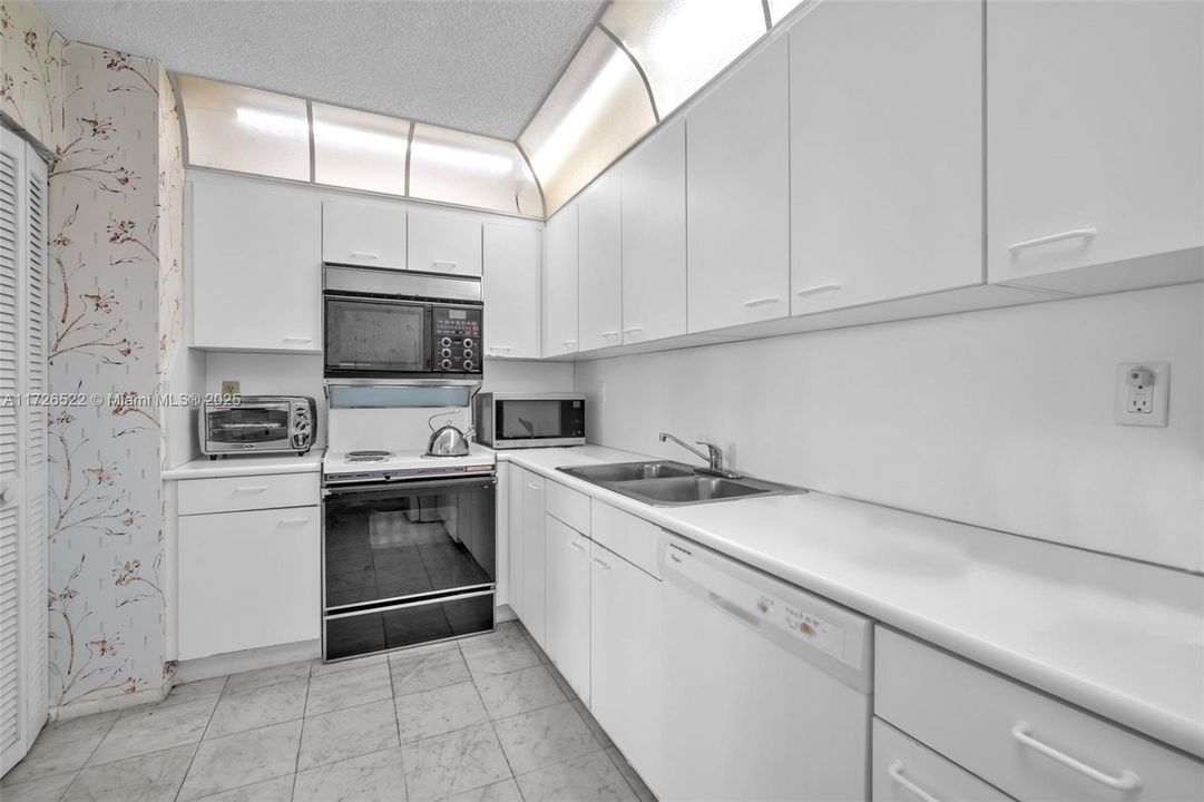 For Sale: $675,000 (2 beds, 2 baths, 1277 Square Feet)