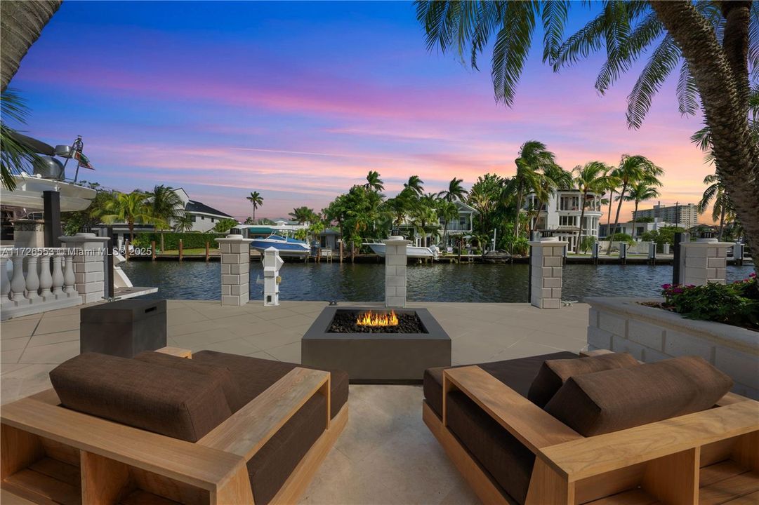 Недавно продано: $7,900,000 (5 спален, 5 ванн, 5925 Квадратных фут)