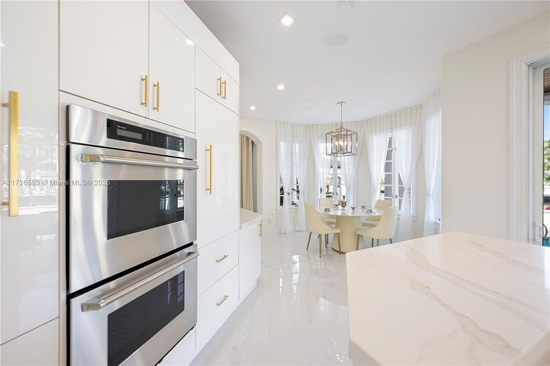 Недавно продано: $7,900,000 (5 спален, 5 ванн, 5925 Квадратных фут)