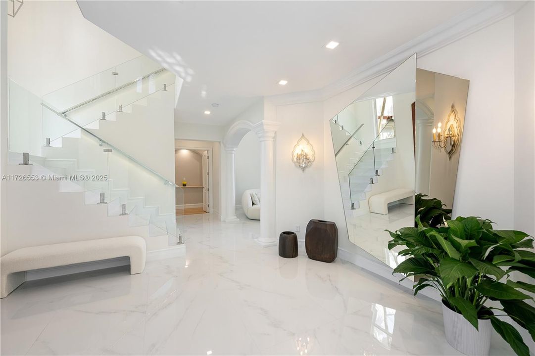 Недавно продано: $7,900,000 (5 спален, 5 ванн, 5925 Квадратных фут)