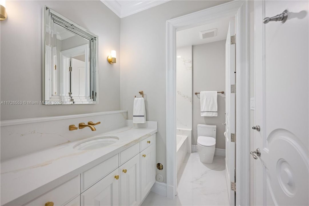 Недавно продано: $7,900,000 (5 спален, 5 ванн, 5925 Квадратных фут)