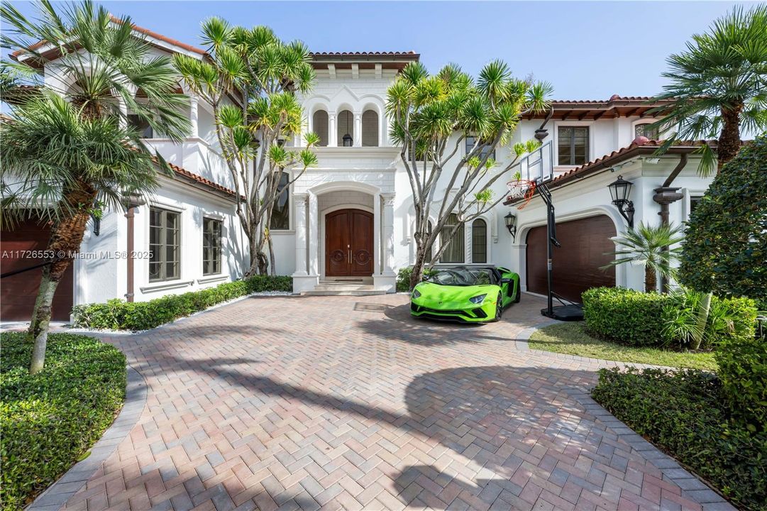 Недавно продано: $7,900,000 (5 спален, 5 ванн, 5925 Квадратных фут)