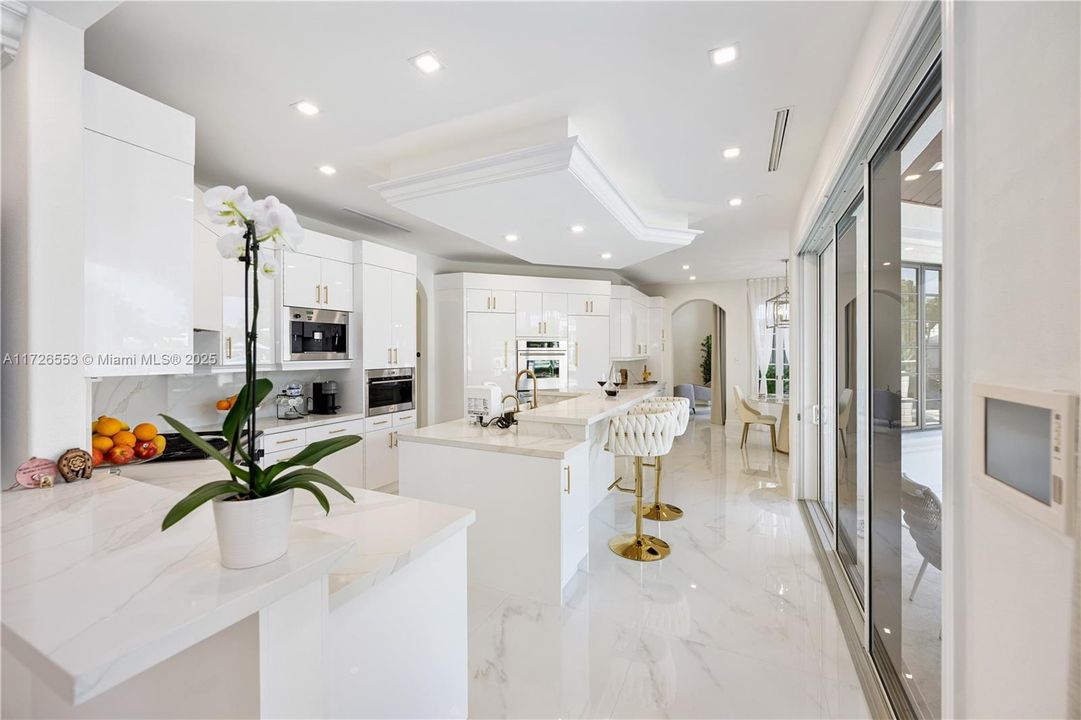 Недавно продано: $7,900,000 (5 спален, 5 ванн, 5925 Квадратных фут)