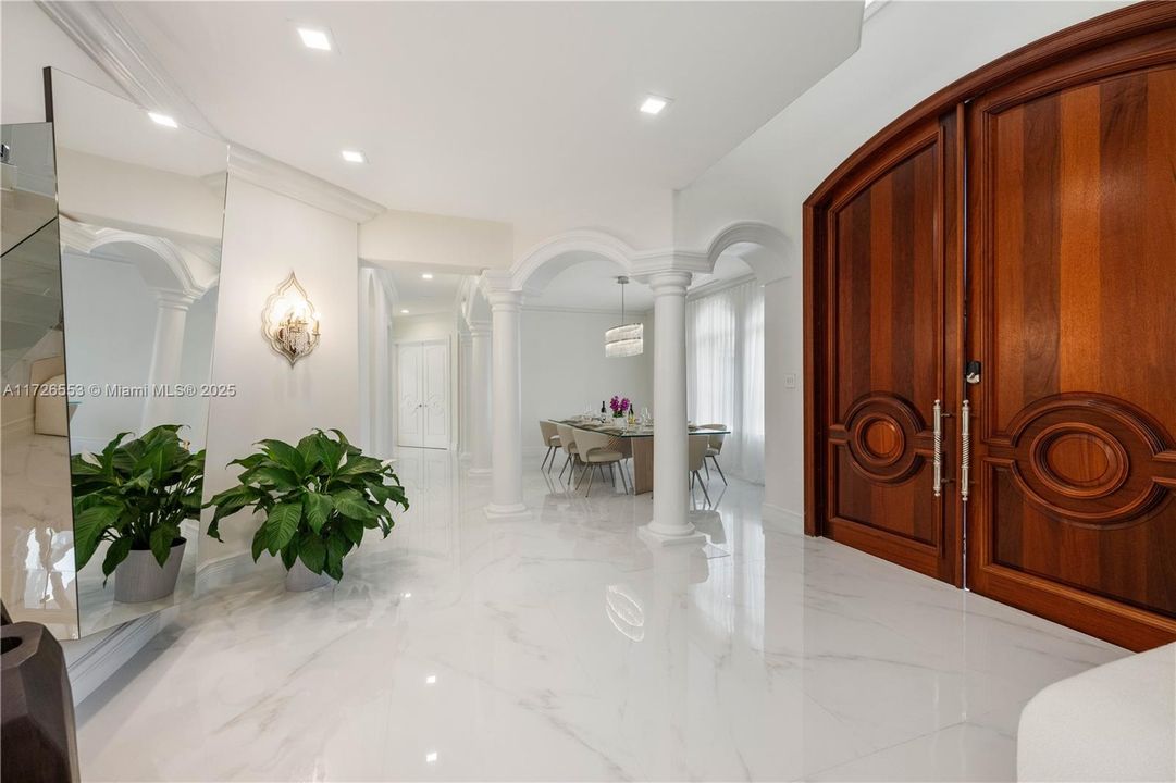 Недавно продано: $7,900,000 (5 спален, 5 ванн, 5925 Квадратных фут)