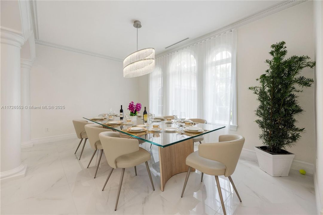 Недавно продано: $7,900,000 (5 спален, 5 ванн, 5925 Квадратных фут)