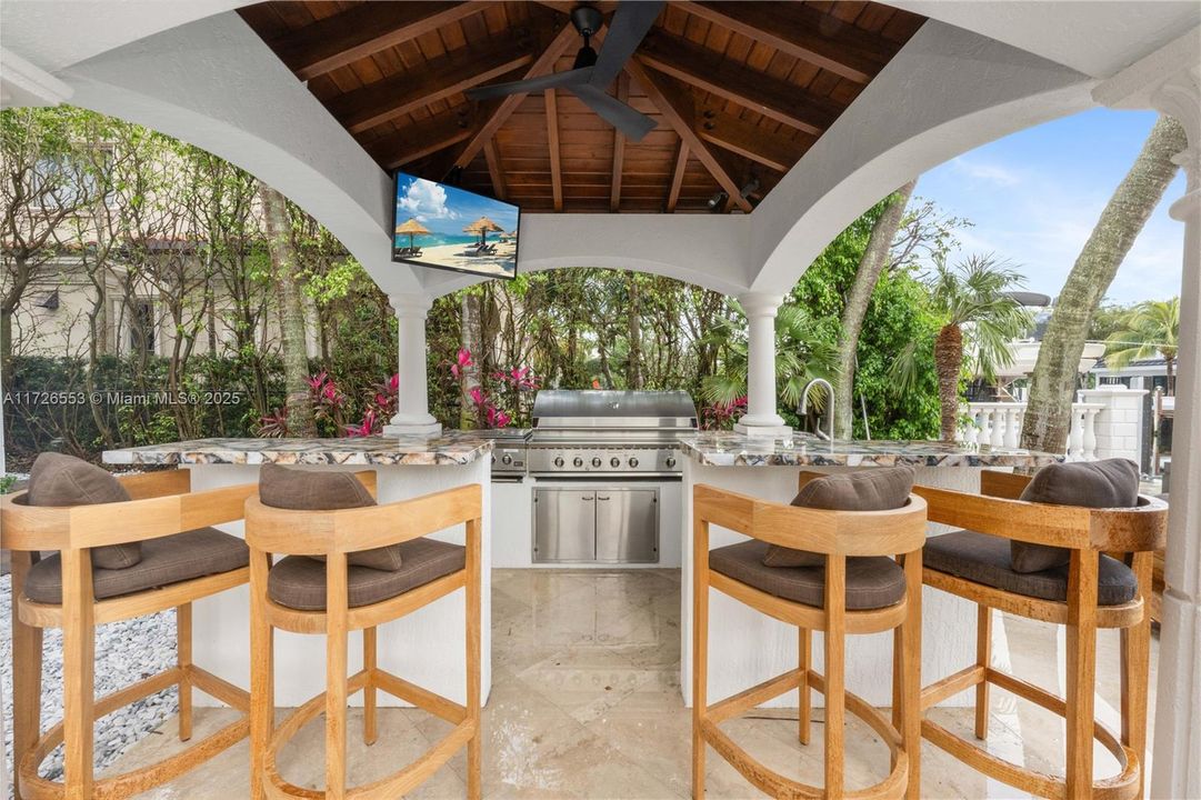 Недавно продано: $7,900,000 (5 спален, 5 ванн, 5925 Квадратных фут)