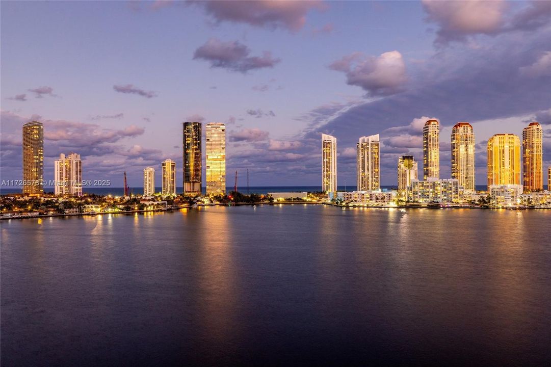 最近售出: $4,250,000 (4 贝兹, 5 浴室, 3669 平方英尺)