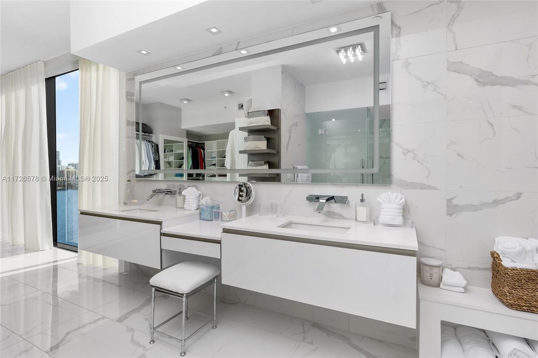 最近售出: $4,250,000 (4 贝兹, 5 浴室, 3669 平方英尺)