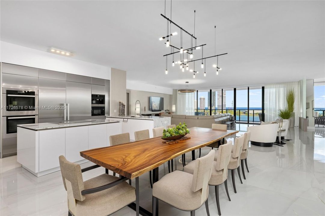 最近售出: $4,250,000 (4 贝兹, 5 浴室, 3669 平方英尺)