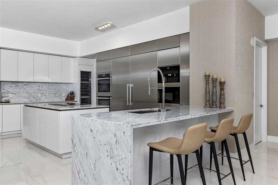 最近售出: $4,250,000 (4 贝兹, 5 浴室, 3669 平方英尺)