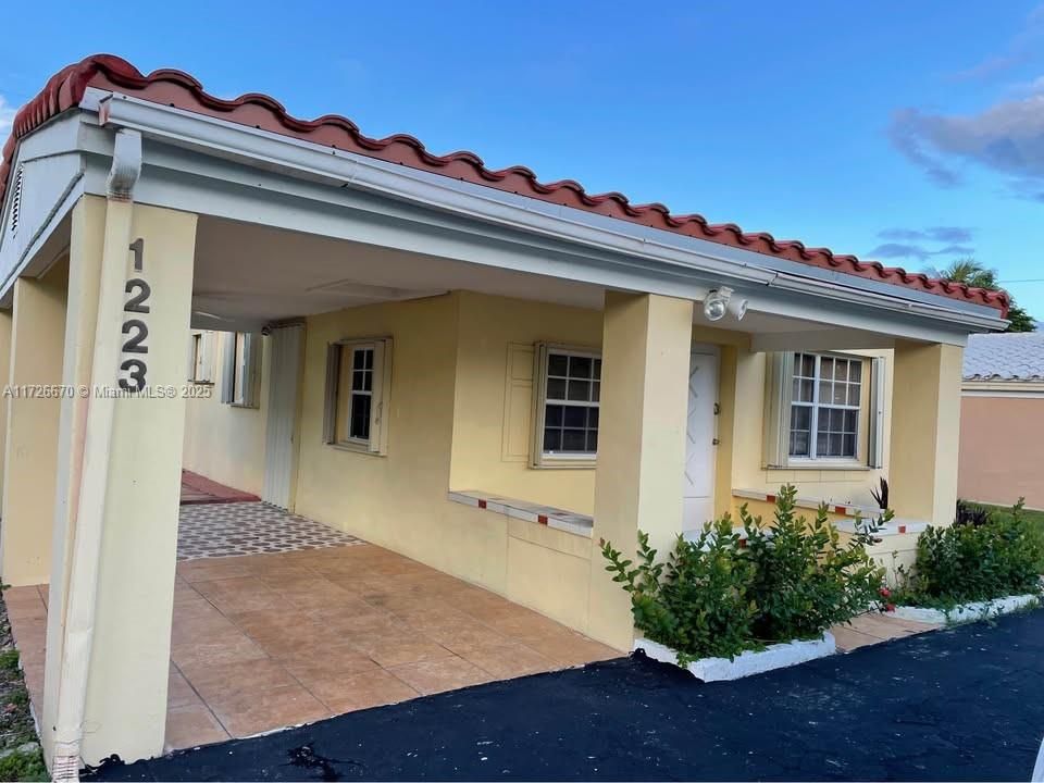 For Sale: $535,000 (2 beds, 1 baths, 880 Square Feet)