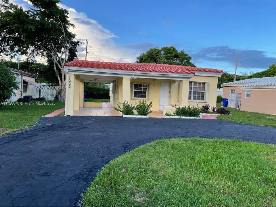 For Sale: $535,000 (2 beds, 1 baths, 880 Square Feet)